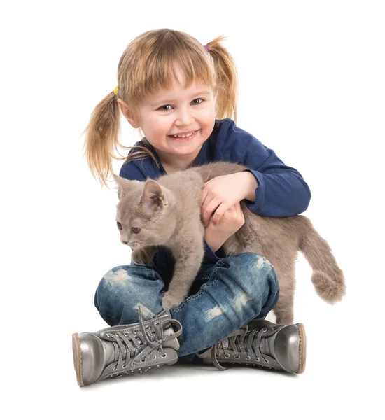 Mignonne petite fille avec chat dans les mains — Photo