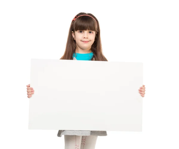 Schattig klein meisje met lege papieren blad in handen — Stockfoto