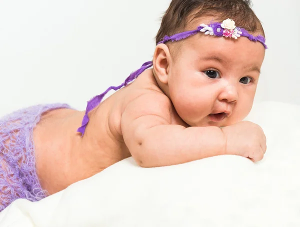 Bebê menina deitada na cama — Fotografia de Stock