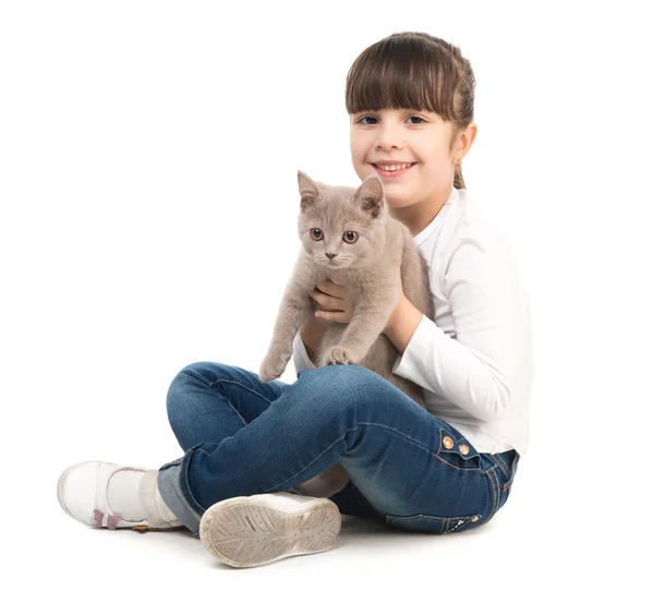 Carino bambina con gatto in mano — Foto Stock