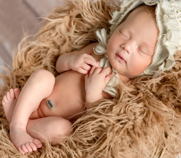 Newborn baby sleeping on fluffy blanket — Stock Photo, Image