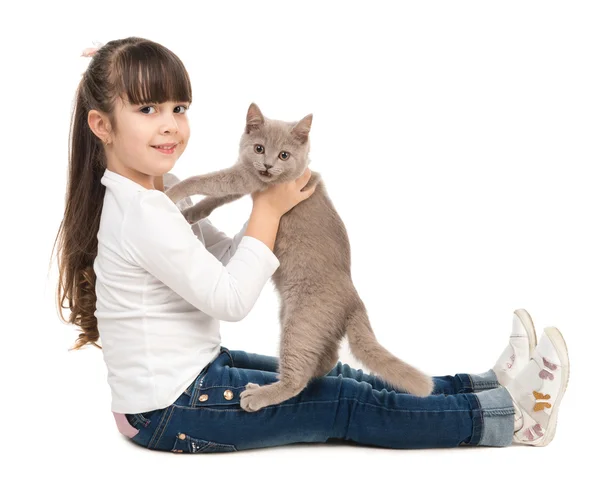 Schattig klein meisje met kat in handen — Stockfoto