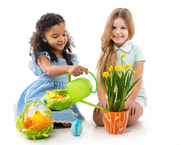 Niñas regando flores — Foto de Stock