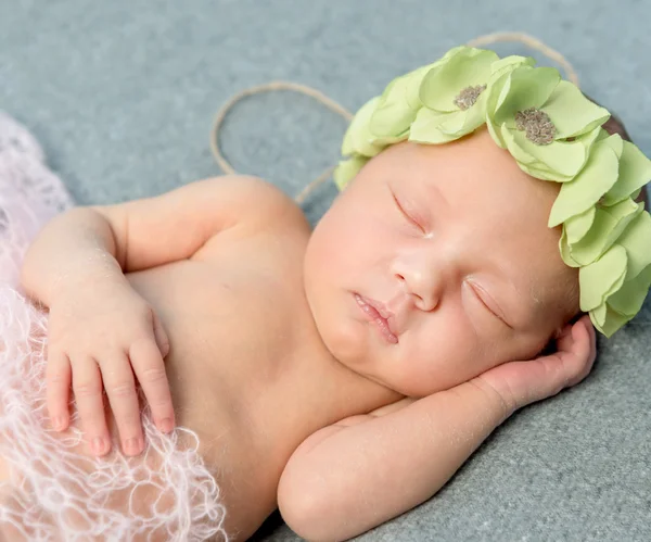 Zartes Neugeborenes schläft mit Kranz auf dem Kopf — Stockfoto