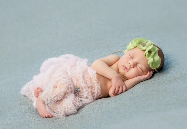 Anbudsförfarande nyfödda sover med krans på huvudet — Stockfoto