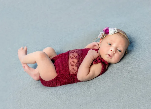 Vackra nyfödda barn i kostym och krans — Stockfoto