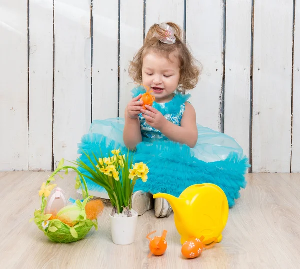 Hermosa niña en el suelo con decoraciones de Pascua — Foto de Stock