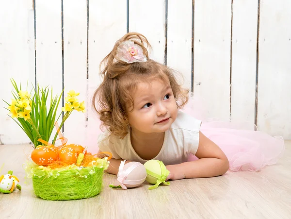 Divertida niña tendida en el suelo — Foto de Stock