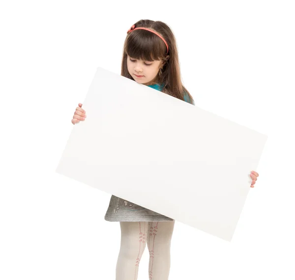 Pequena estudante segurando papel em branco — Fotografia de Stock