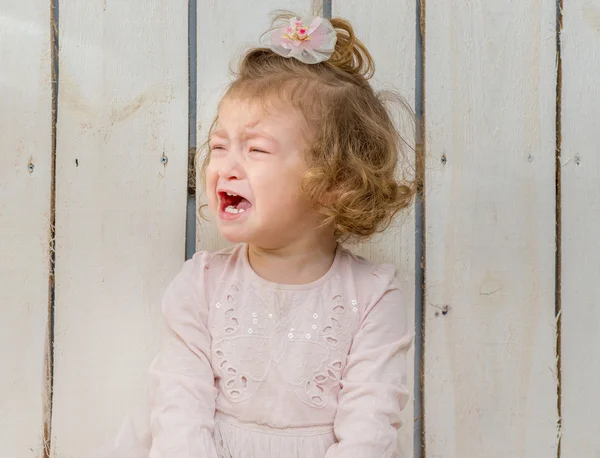 Beledigd meisje huilen — Stockfoto