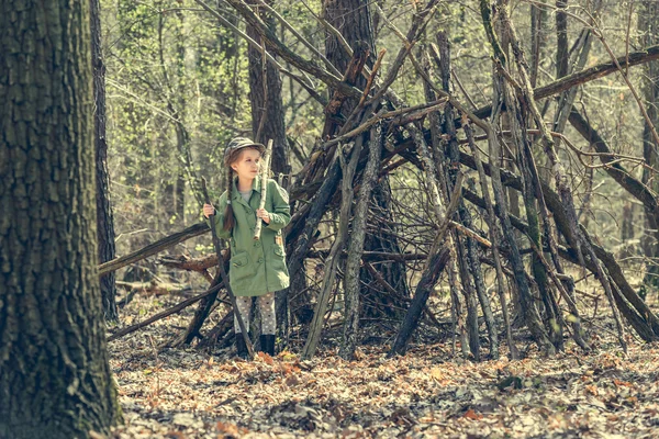 Malá holčička v lese nedaleko chaty — Stock fotografie