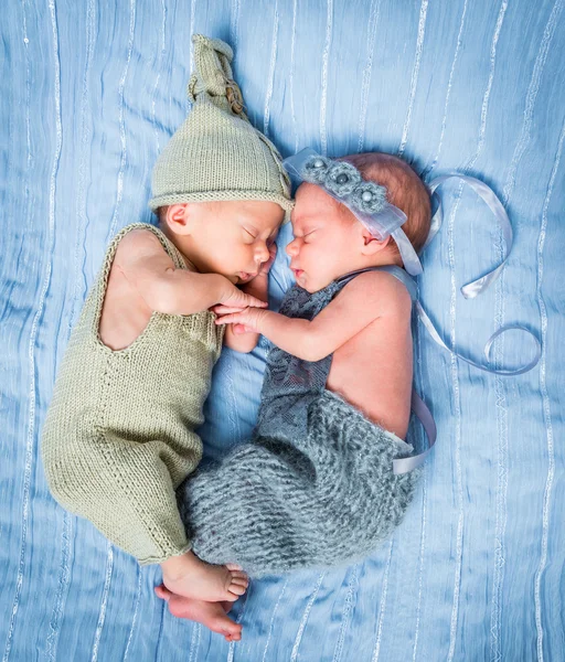 Newborn twins l sleeping in a basket — Stock Photo, Image