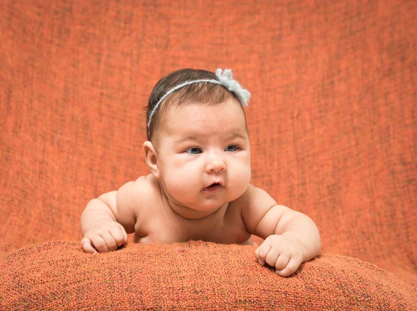 Niña de dos meses con decoración en la cabeza —  Fotos de Stock