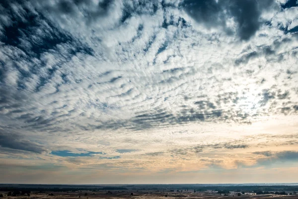 Witte fantastische wolken in een blauwe hemel — Stockfoto