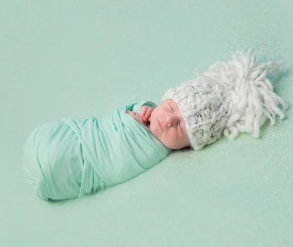 Addormentato neonato in grande cappello — Foto Stock