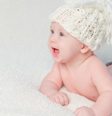 küçük bebek örgü şapka gülüyor