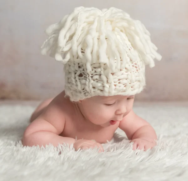 Lustiges kleines Baby krabbelt auf Wolldecke — Stockfoto