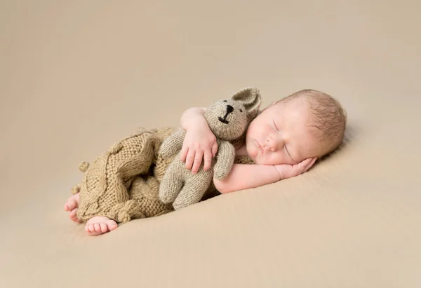 Doce bebê recém-nascido abraçando brinquedo-lebre — Fotografia de Stock