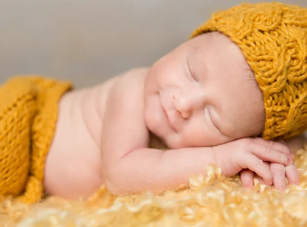 在柳条篮子里的美丽新生婴儿 — 图库照片
