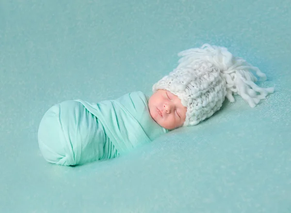 大きな帽子に眠っている生まれたばかりの赤ちゃん — ストック写真