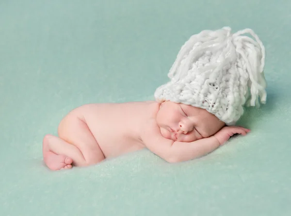 Cute newborn baby naked in a big hat — Stock Photo, Image