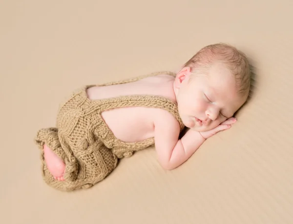 Schönes Baby, das auf seinem Bauch schläft — Stockfoto
