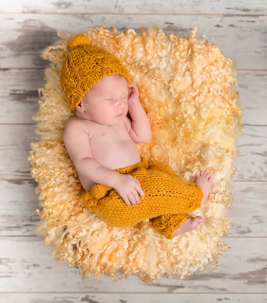 Beautiful newborn baby in wicker basket — Stock Photo, Image