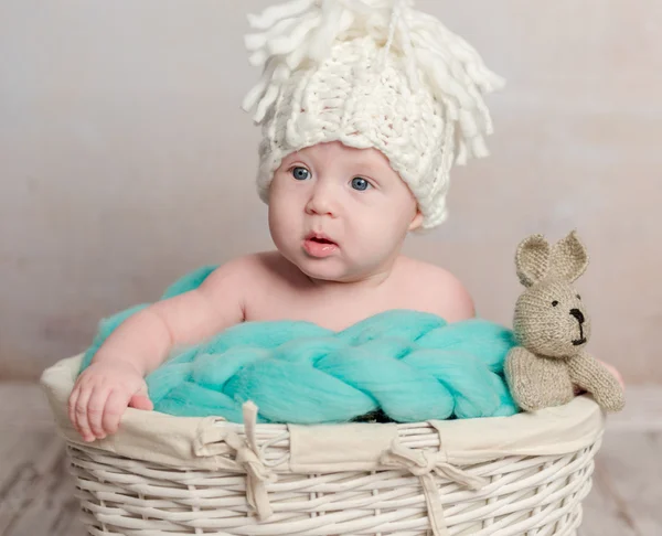Funny little baby sitter i korg — Stockfoto