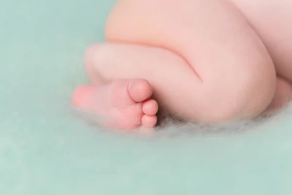 Naakte been van een pasgeboren baby — Stockfoto