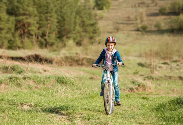어린 소녀는 자전거를 타고 웃 고 — 스톡 사진