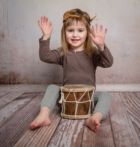 Linda niña tocando el tambor — Foto de Stock