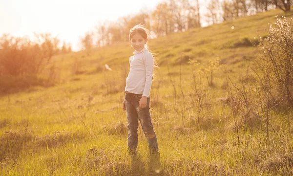 Μικρό γελαστό κοριτσάκι στο φως του ήλιου στην ύπαιθρο — Φωτογραφία Αρχείου