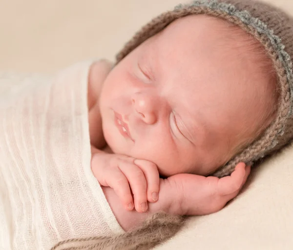 Schönes Gesicht eines verschlafenen Neugeborenen — Stockfoto
