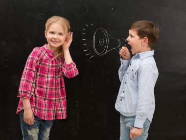 küçük çocuk çizilmiş ağızlık ve elleri kulaklar kapsayan kız bağırarak