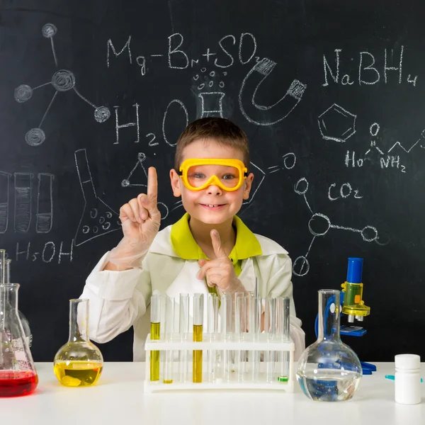 Schoolboy in chemistry lab got an idea — Stock Photo, Image