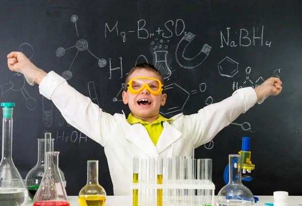 Excited schoolboy in chemistry lab made a discovery — Stock Photo, Image