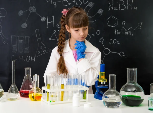 Pequeña chica inteligente en el laboratorio de química haciendo un experimento — Foto de Stock