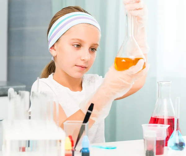 Menina com frascos para química — Fotografia de Stock