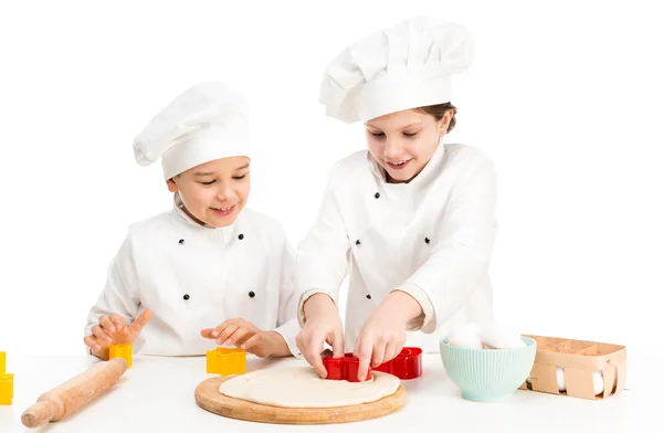 Niños-cocineros jugando formas para dought corte — Foto de Stock