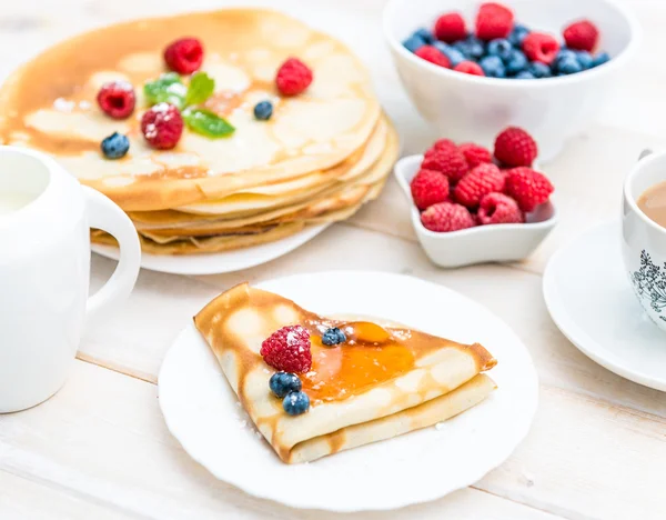 Ontbijt met pannenkoeken — Stockfoto