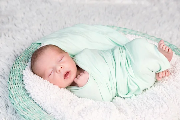 Sweet som insvept i en blöja nyfödd baby — Stockfoto