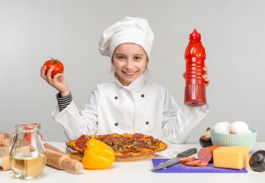 küçük kız ketçap pizzayla dökün