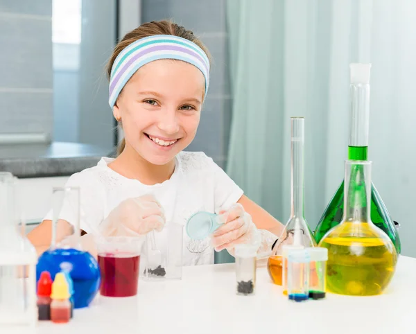 Holčička s lahvemi pro chemii — Stock fotografie