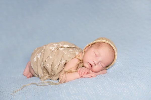 Спящий новорожденный ребенок с прекрасными щеками — стоковое фото
