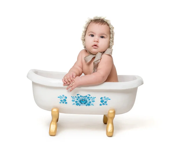 Petit bébé assis dans un bain — Photo