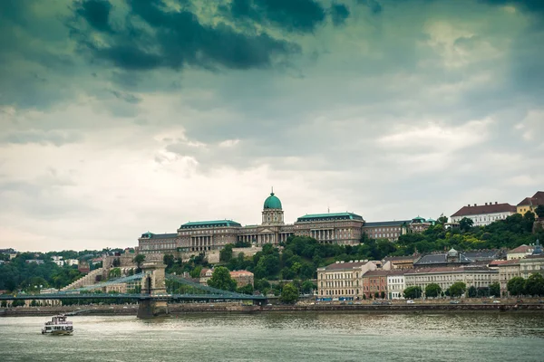 Pittoresk utsikt om Budapest från Donau — Stockfoto