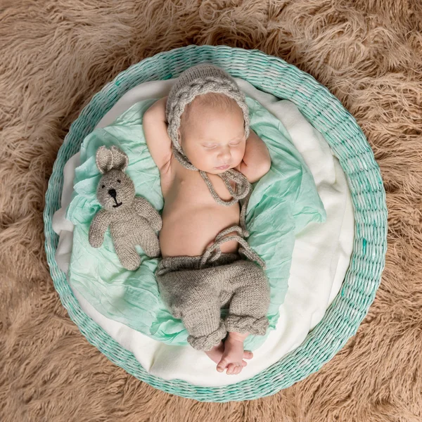 Nouveau-né dormir dans un panier rond — Photo