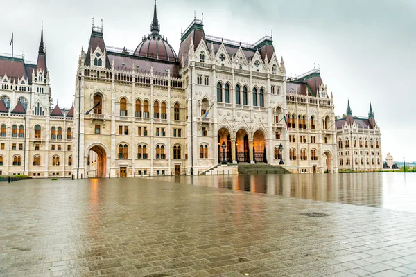 Ulusal Macaristan Parlamentosu'nun bina giriş — Stok fotoğraf
