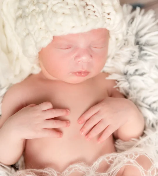 Underbar nyfödd bebis i stickad vit hatt — Stockfoto
