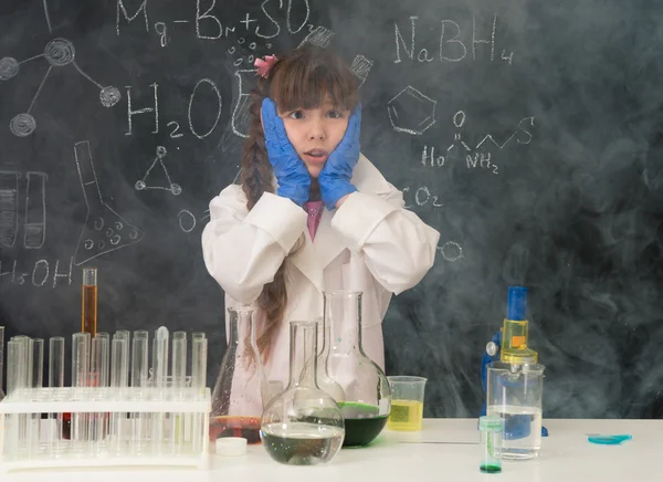 Возбужденная школьница в дыму после химического эксперимента — стоковое фото